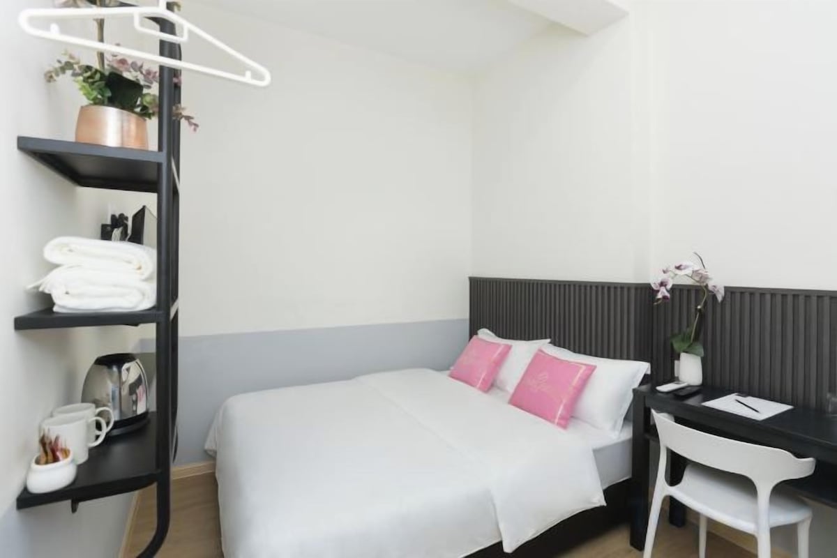 Premium bedding, WiFi (free), bed sheets