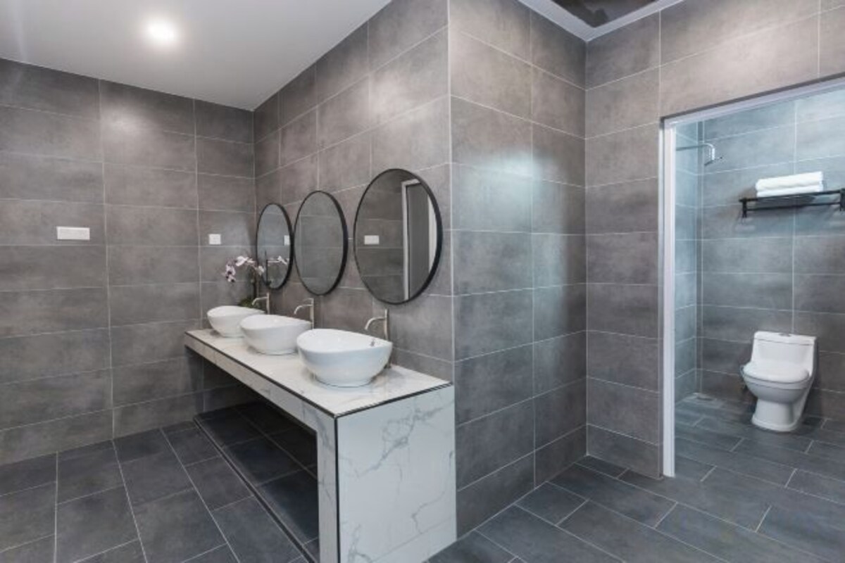 Bathroom | Shower, rainfall showerhead, free toiletries, bidet