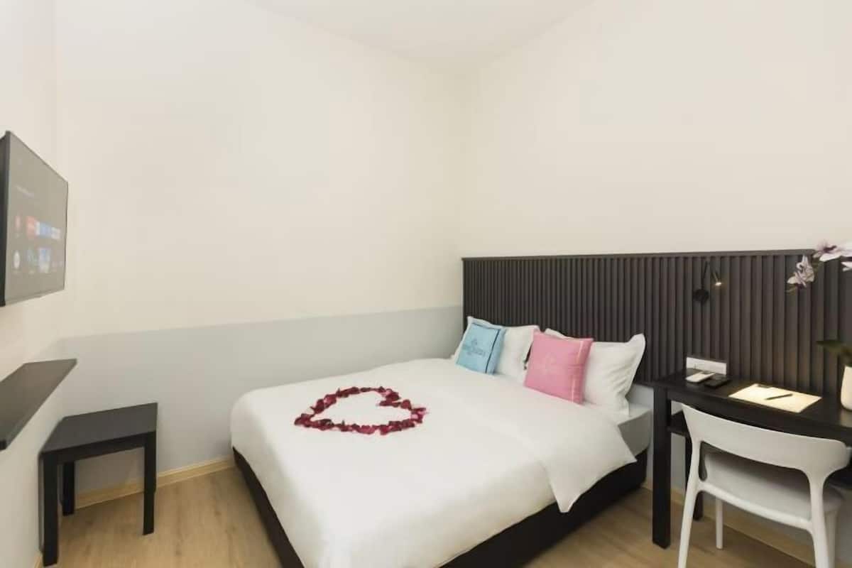 1 bedroom, premium bedding, free WiFi, bed sheets