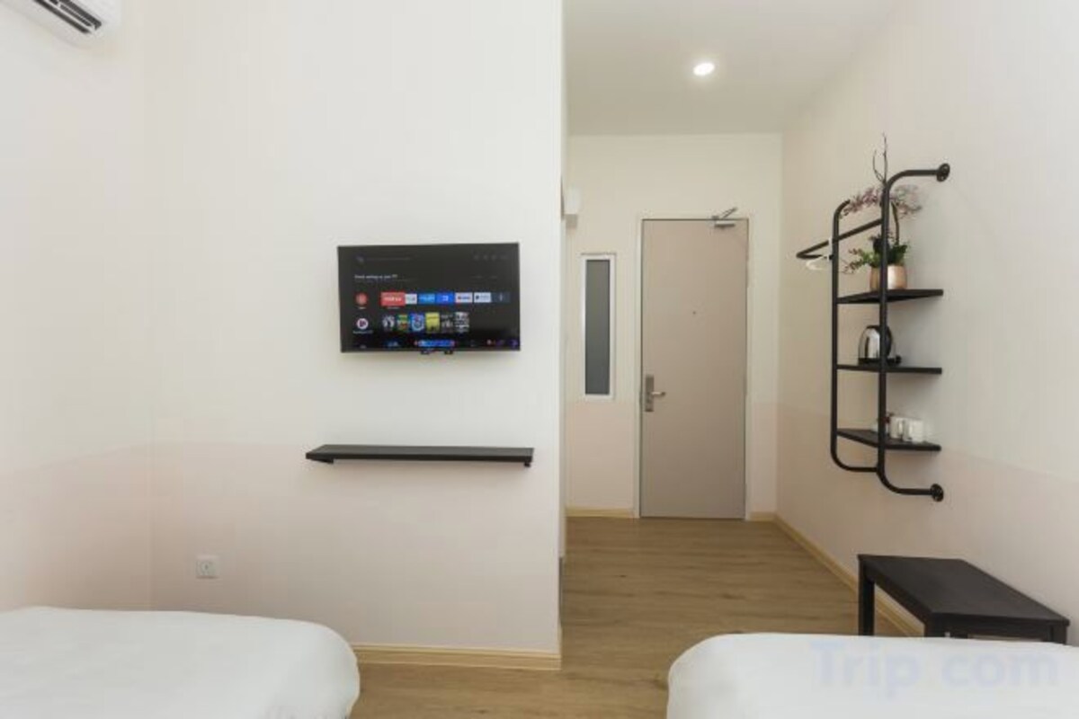 Premium bedding, WiFi (free), bed sheets