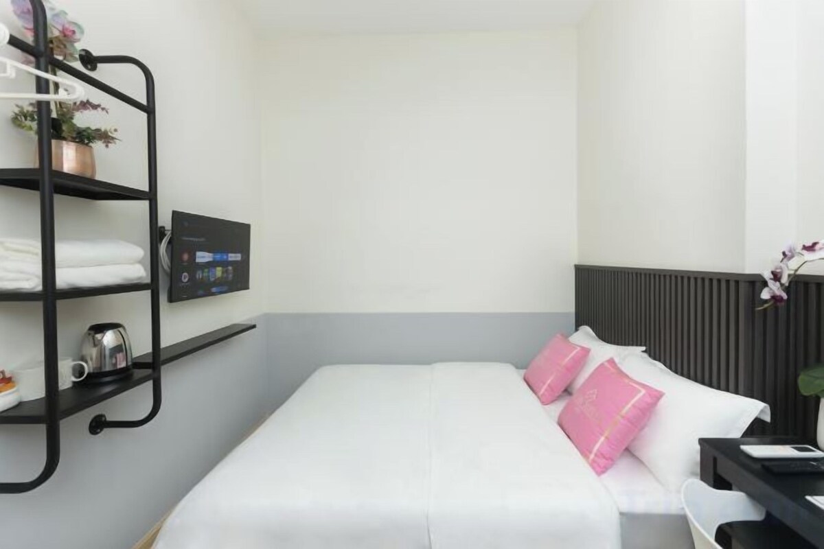 Premium bedding, WiFi (free), bed sheets