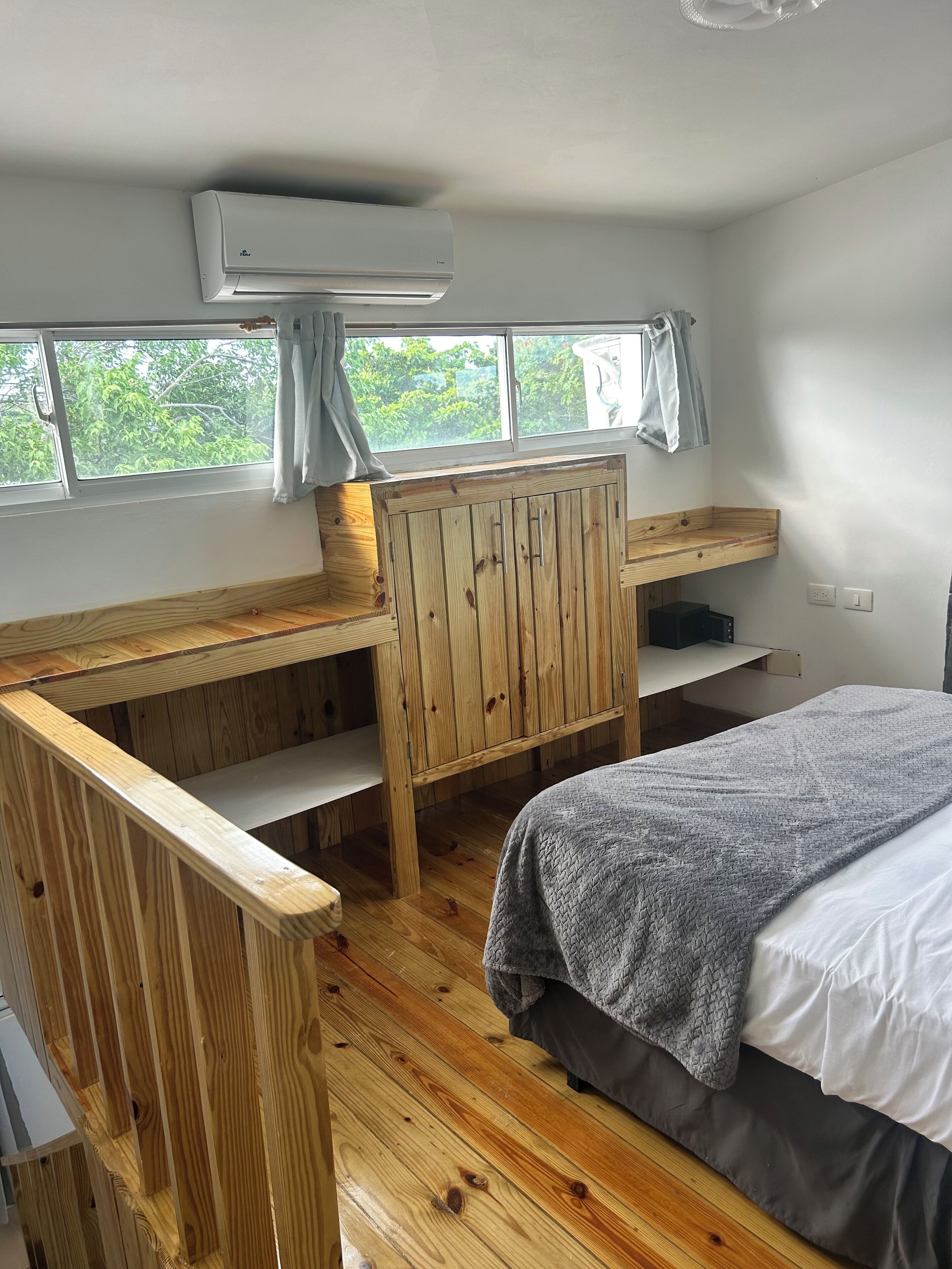 Exclusive Loft #13 | Mobiliario individual y espacio para trabajar con un portátil