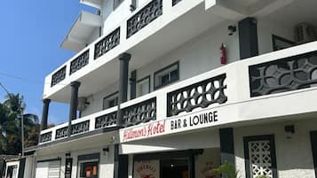 Vista frontal de la propiedad