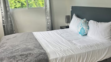 Exclusive Loft #13 | Mobiliario individual y espacio para trabajar con un portátil