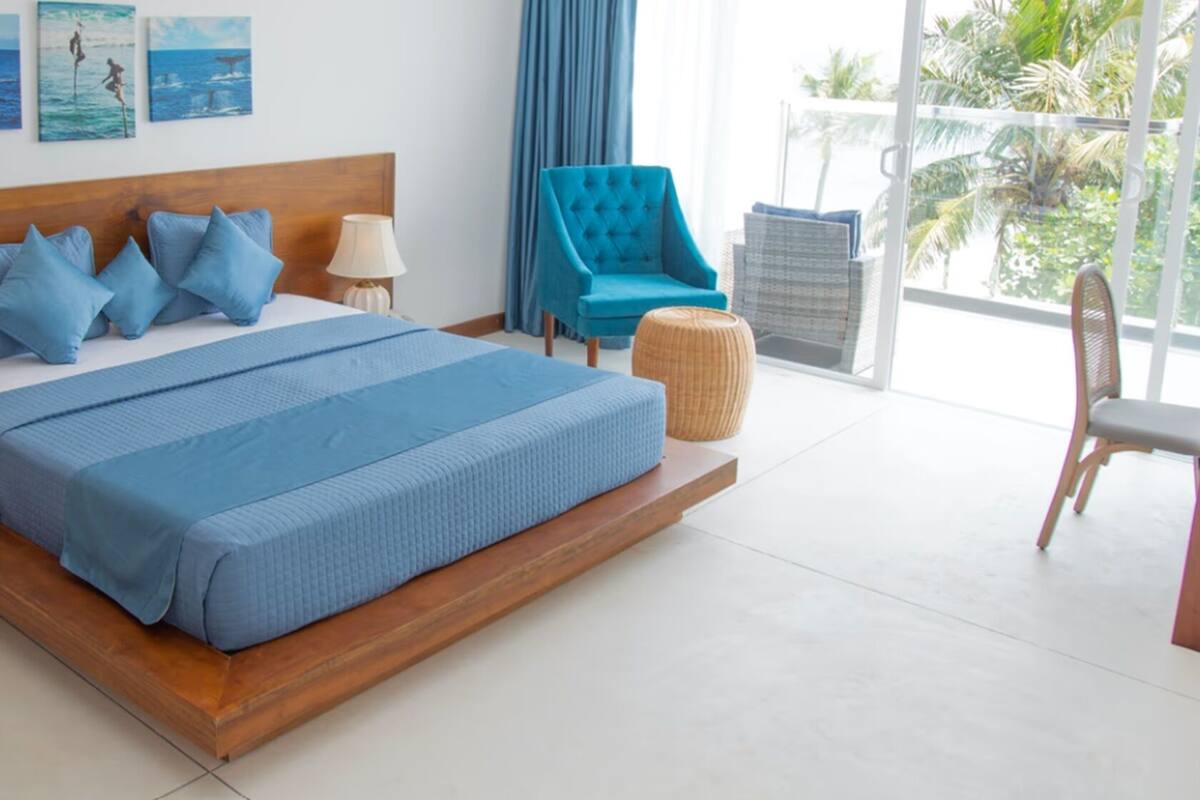 Egyptian cotton sheets, premium bedding, in-room safe, desk