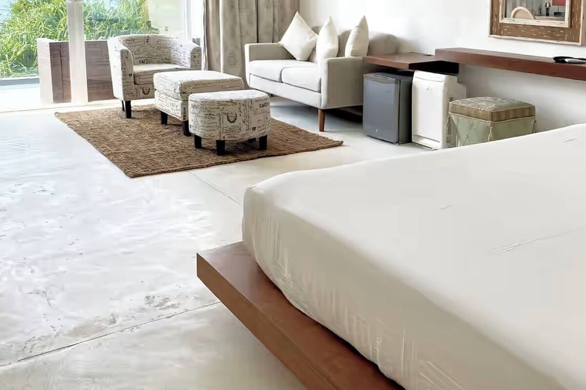 Egyptian cotton sheets, premium bedding, in-room safe, desk