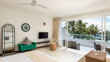 Deluxe Double Room, 1 King Bed, Balcony, Sea View | 2 bedrooms, Egyptian cotton sheets, premium bedding, in-room safe
