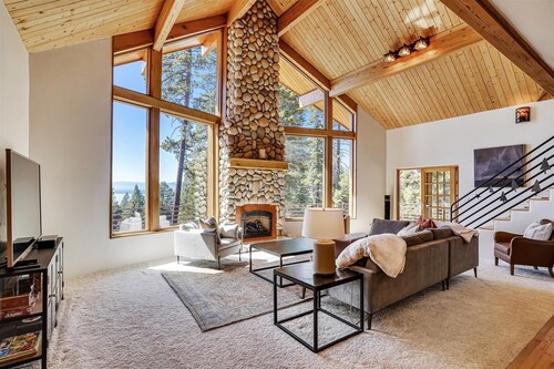 Modern, Hot Tub, Lake View, Short Drive to Beach, Restaurants, and Shops- Flying Flamingo