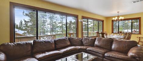 Televisión, chimenea, reproductor de DVD, oficina