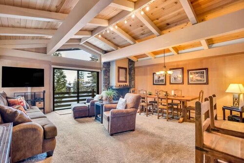 Private Hoa Beach, Pool and Hot Tub -Rocky Ridge Above The Lake