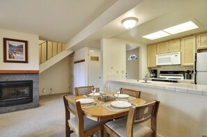 Dining - Affordable Condo- Shared Hoa Hot Tub- Walk to Lake (Tahoe City)