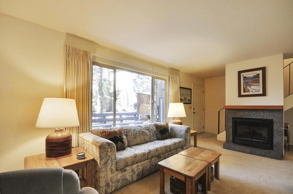 TV, fireplace, DVD player - Affordable Condo- Shared Hoa Hot Tub- Walk to Lake (Tahoe City)