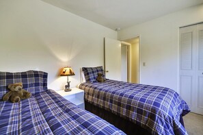 2 bedrooms, internet, bed sheets - Affordable Condo- Shared Hoa Hot Tub- Walk to Lake (Tahoe City)