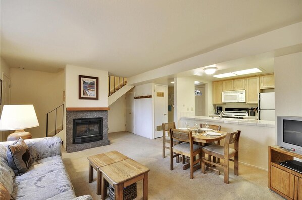 Fernseher, Kamin, DVD-Player