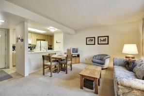 TV, fireplace, DVD player - Affordable Condo- Shared Hoa Hot Tub- Walk to Lake (Tahoe City)