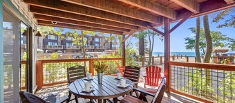 Sandy yard that backs to the Beach! Walk to town -Lakefront on the Beach