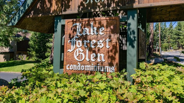 Un panneau en bois indiquant l’adresse des copropriétés de Lake Forest Glen, avec le numéro 3101 inscrit au-dessus.