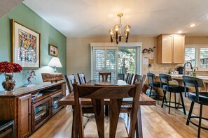 Dining - Walk to beach, HOA amenities - 3 Bears, Tahoe City, (Tahoe City)