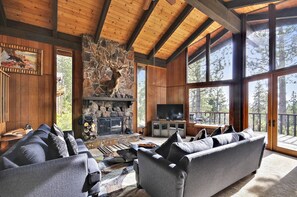 TV, fireplace, DVD player - Buck Haus- North Lake Tahoe Dog-friendly, Lakeview, Walk to Lake, Hot Tub (Tahoe City)