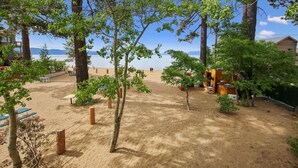 På stranden