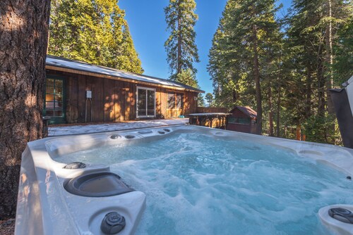 Walk to Beach & Tahoe City Restaurants, Hot Tub, Dogs Ok- Fairway Retreat