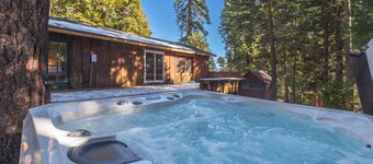 Walk to Beach & Tahoe City Restaurants, Hot Tub, Dogs Ok- Fairway Retreat