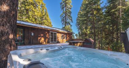 Walk to Beach & Tahoe City Restaurants, Hot Tub, Dogs Ok- Fairway Retreat