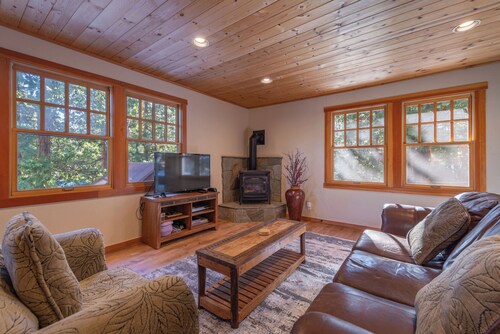 Walk to Beach & Tahoe City Restaurants, Hot Tub, Dogs Ok- Fairway Retreat