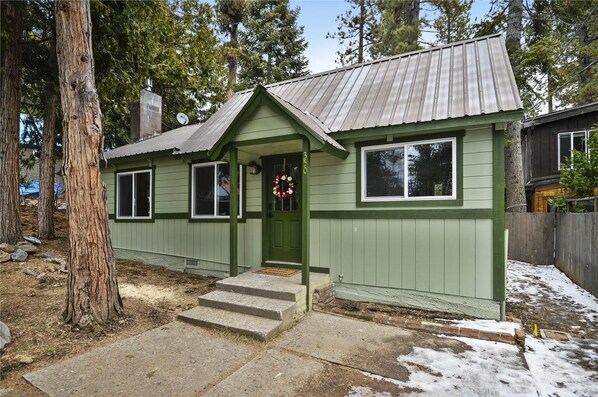 Exterior detail - Walk to Beach Restaurants & Shops in Tahoe City- Dogs OK -Green Grove Cottage (Tahoe City)