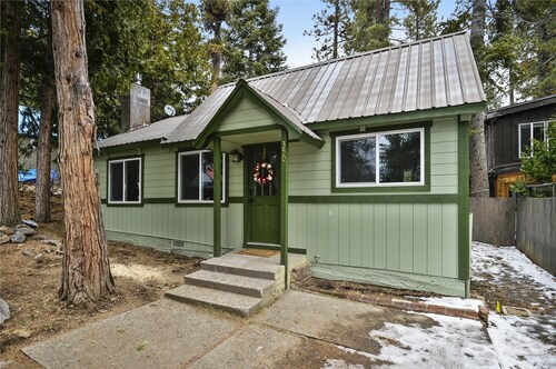Walk to Beach Restaurants & Shops in Tahoe City- Dogs OK -Green Grove Cottage