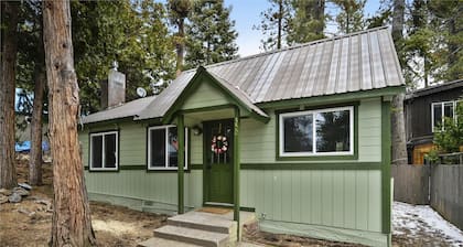 Walk to Beach Restaurants & Shops in Tahoe City- Dogs OK -Green Grove Cottage