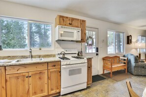 Fridge, microwave, oven, stovetop - Walk to Beach Restaurants & Shops in Tahoe City- Dogs OK -Green Grove Cottage (Tahoe City)
