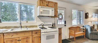 Walk to Beach Restaurants & Shops in Tahoe City- Dogs OK -Green Grove Cottage