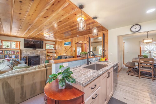 Walk to Beach and Town, Dogs OK, Cozy Fireplace, -Steelhead Mountain Retreat
