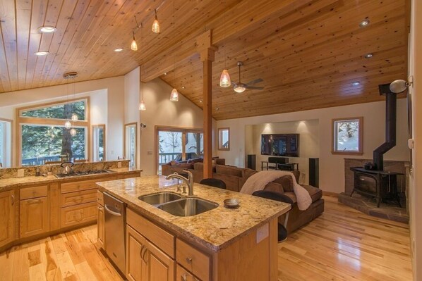 Interior - Alpine Meadows home w/ Private Hot Tub, Close to hiking, Fireplace- Mineral Springs Getaway (Alpine Meadows)