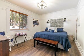 4 عدّة غرف نوم و خدمة الإنترنت وملاءات أسرّة