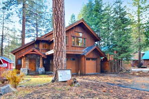 Exterior - Brockway Lux- hot tub, dog friendly, walk to beach & restaurants (Tahoe Vista)