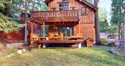 Brockway Lux- hot tub, dog friendly, walk to beach & restaurants