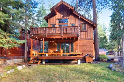 Brockway Lux- hot tub, dog friendly, walk to beach & restaurants