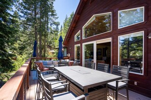 Outdoor dining - Hot Tub, Sleeps 10, Outfitted Deck -Tahoe Cedar Lakeview Lodge (Carnelian Bay)