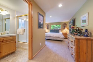 6 bedrooms, iron/ironing board, WiFi, bed sheets - Hot Tub, Sleeps 10, Outfitted Deck -Tahoe Cedar Lakeview Lodge (Carnelian Bay)