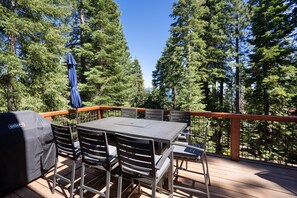 Outdoor dining - Hot Tub, Sleeps 10, Outfitted Deck -Tahoe Cedar Lakeview Lodge (Carnelian Bay)