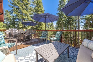 Outdoor dining - Hot Tub, Sleeps 10, Outfitted Deck -Tahoe Cedar Lakeview Lodge (Carnelian Bay)