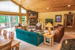 TV, fireplace, DVD player - Hot Tub, Sleeps 10, Outfitted Deck -Tahoe Cedar Lakeview Lodge (Carnelian Bay)
