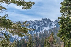 A mountainous landscape with snow-covered peaks and dense forest. - Dogs Ok, Private Sauna, Access to Backside of Alpine -Sherwood Star Lodge (Tahoe City)
