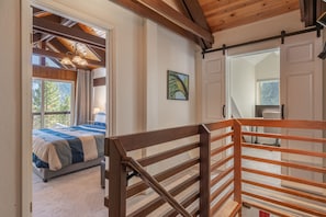 4 bedrooms, desk, Internet, bed sheets