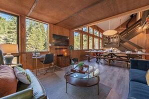 Televisie, een open haard en een stereo