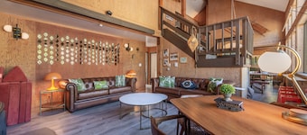 1970s Alpine Chalet, "Bearadise" backs to creek, dog friendly, sleeps 14+