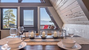 Une table à manger, décorée de bougies, de verres et de bols, prête pour le repas.
