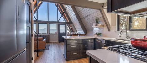 Een koelkast, een magnetron, een oven, een kookplaat